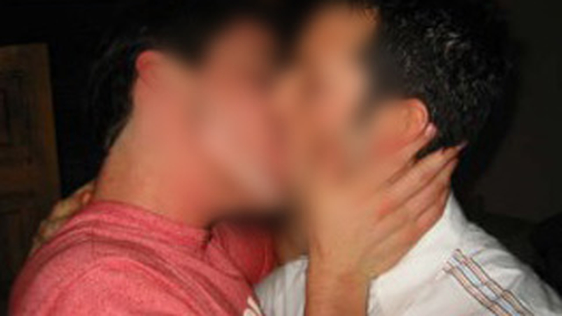 Un celebru actor, fotografiat  sarutandu-se cu un barbat! La cat de sexy e, n-o sa iti vina sa crezi ca e gay!
