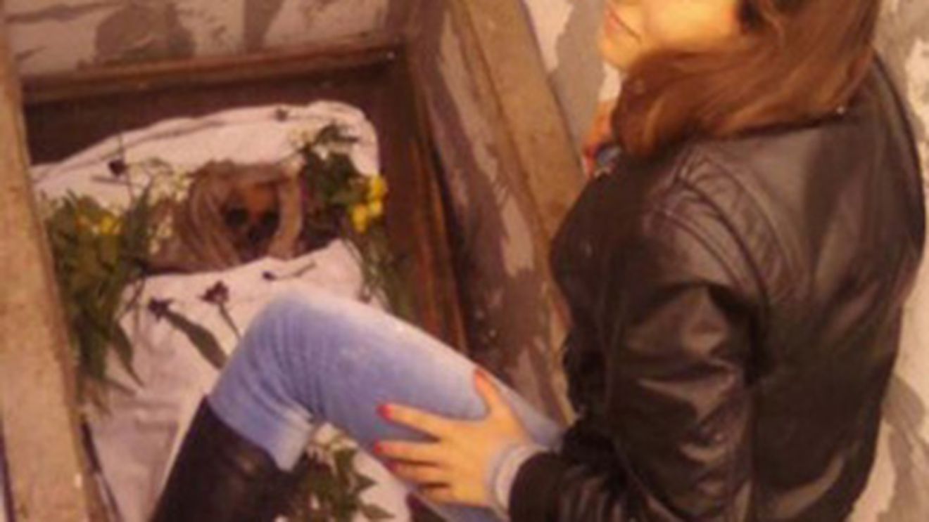 Absolut nebunesc! Fotografia care a facut tot Facebook-ul sa exclame: "Doamne, ce cretina!" - O pitipoanca din Vaslui s-a pozat cu un cadavru mumificat