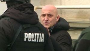 Horațiu Potra a venit din Dubai în România! Iubita lui l-a așteptat în aeroportul Otopeni, împânzit de zeci de polițiști și jandarmi