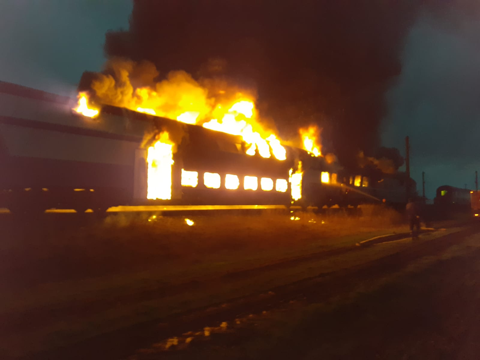 Incendiul a izbucnit la vagonul unui tren de călători în gara Măldăeni