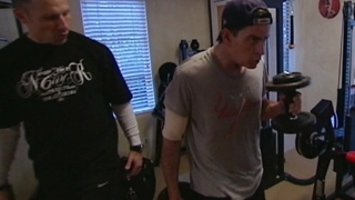 Charlie Sheen are un abdomen de invidiat