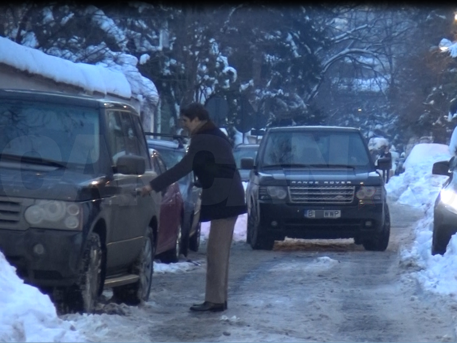 IMAGINILE CARE VOR DA FOC FOTBALULUI DIN ROMÂNIA! CANCAN.ro a filmat o ÎNTÂLNIRE SECRETĂ la o zi după ce Piţurcă a anunţat că susţine Armata în războiul cu Becali. Şi-au făcut planul ca să-i ia Steaua lui Gigi?!