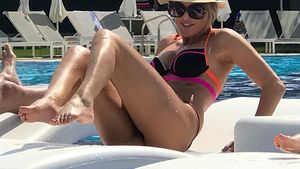 Denisa a trecut pe la solar mai întâi. Şi-a scos bronzul la… piscină!  