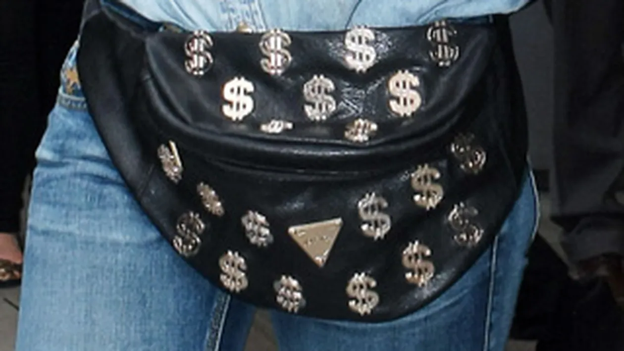 N-o sa-ti vina sa crezi cine este vedeta super-sexy care umbla cu aceasta borseta de cocalari pe ea!