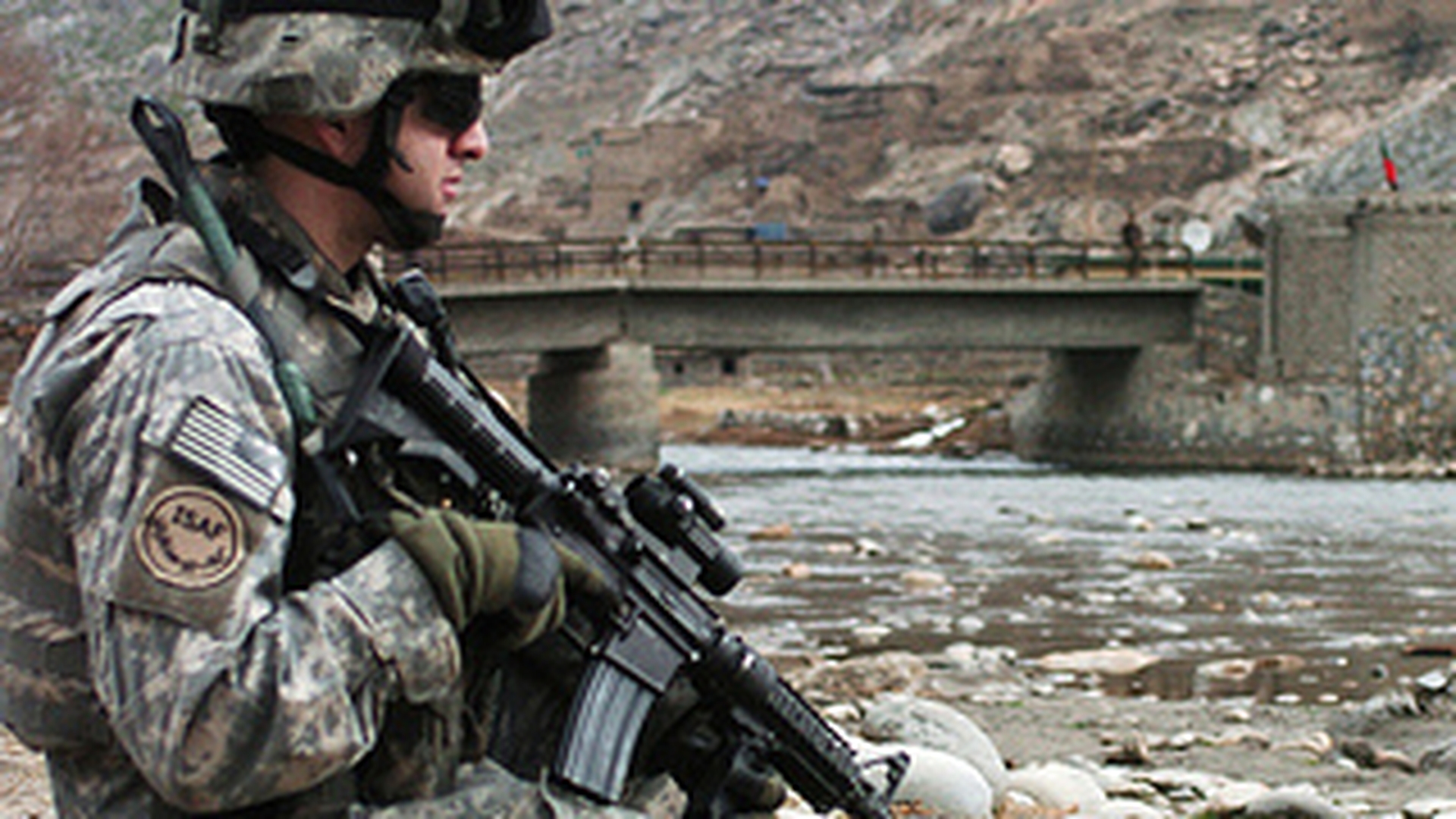 Un soldat din Afghanistan a format numarul de telefon gresit si a cerut alta femeie de nevasta