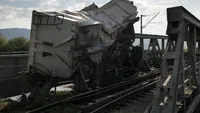 Accident pe calea ferată în județul Bacău. Locomotiva și un vagon al unui tren de persoane au deraiat, după impactul cu un camion