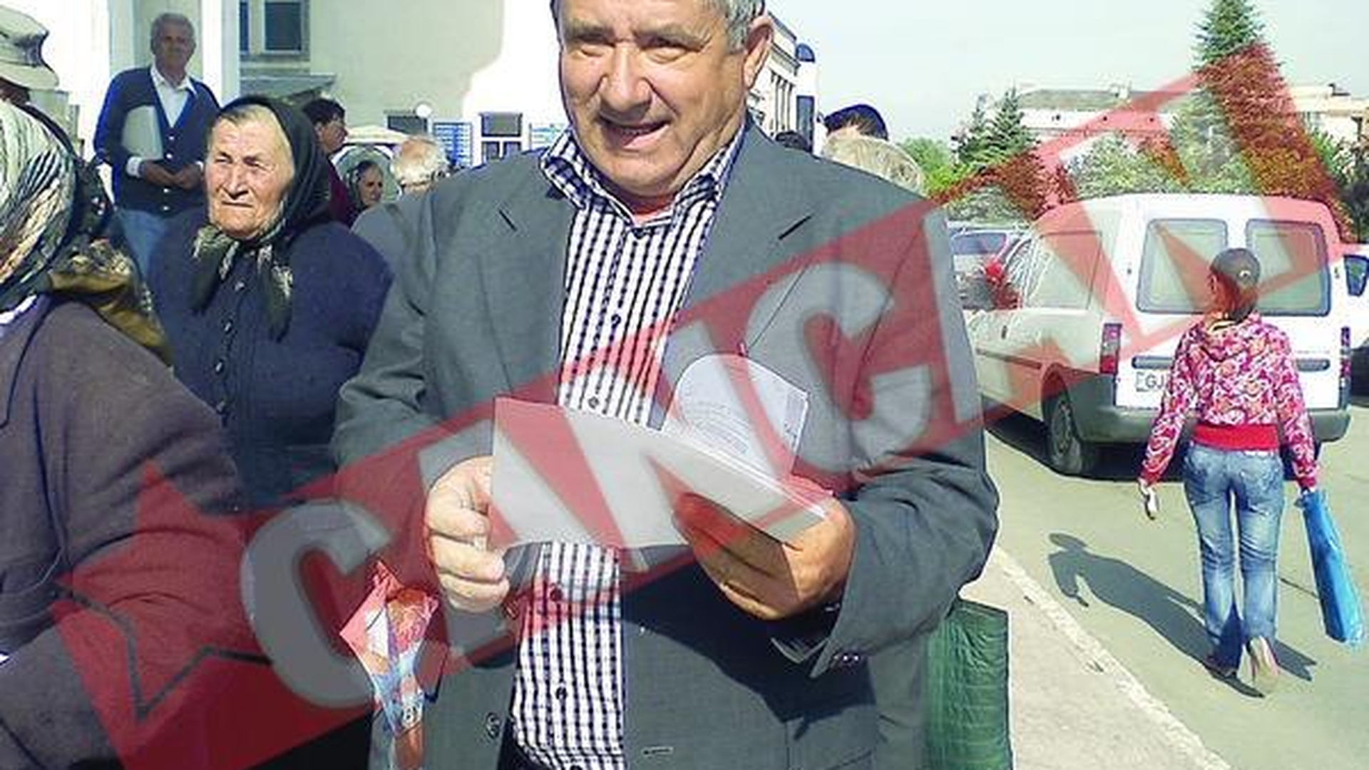Obligat sa-si darame casa pentru ca sub ea s-ar afla o padure!
