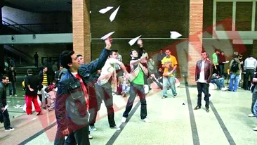 Campioni la aruncat avioane de hartie