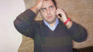 A desfacut bateria telefonului si a ramas socat! Ce a descoperit un roman: "Asa ne ducem la parnaie ca prostii!"