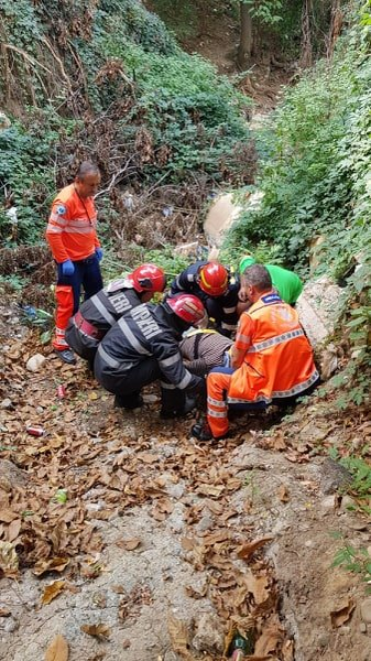 Imagini incredibile de la salvarea unui bărbat care a căzut într-un canal de irigații. Pompierii au intervenit imediat