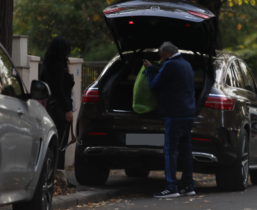 Ilie Năstase ia ceva din portbagaj, sub atenta supraveghere a iubitei sale