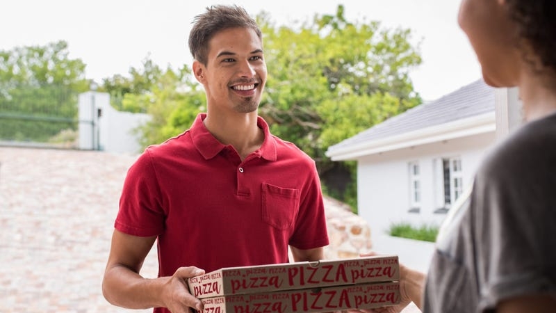 Au comandat o pizza cu pepperoni, dar au avut parte de o surpriză de proporții