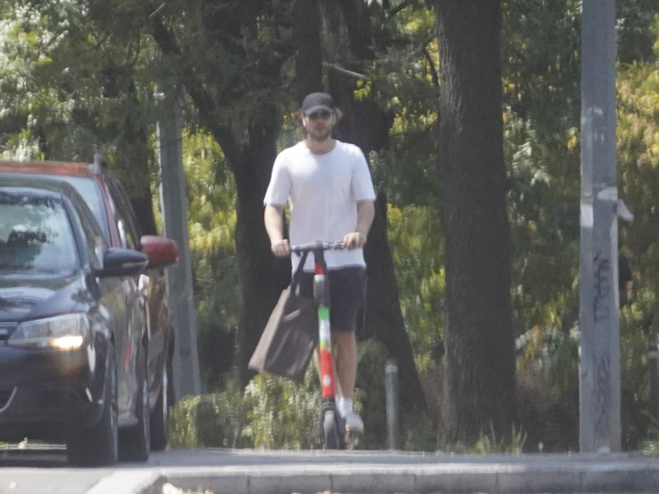 Toto Dumitrescu a făcut slalom printre mașini și a ajuns, în siguranță, acasă (Foto: CANCAN.RO)