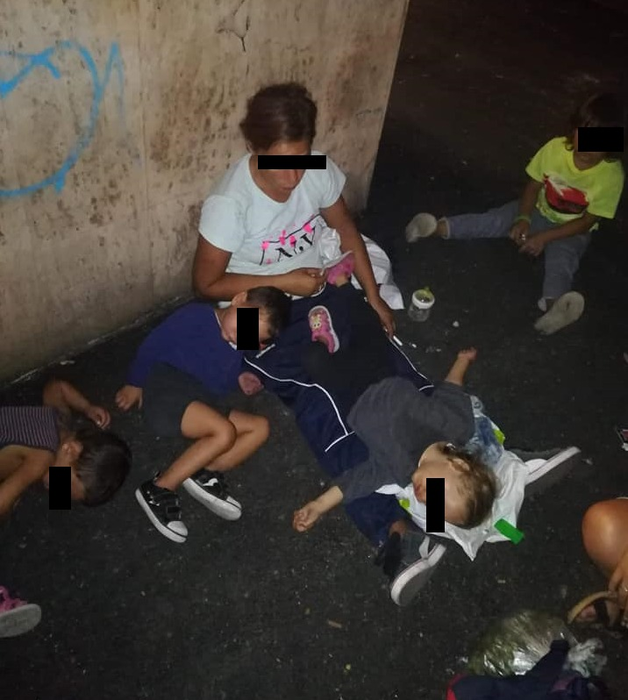 Minune pentru o mamă cu cinci copii. Aseară dormeau pe stradă, lângă stația de metrou Lujerului, dar în câteva ore au ajuns într-un cămin curat