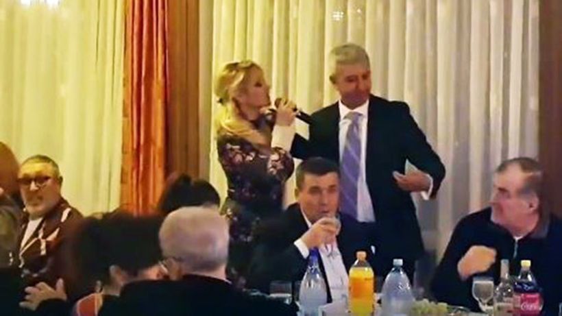 Deşi presa vuia că ex-patronul OTV a fost executat de ANAF şi bănci… Avem filmări exclusive cu super prosperul Dan Diaconescu. ”Domnul Dan” conduce zilnic un Mercedes ţiplă de 100.000 €!