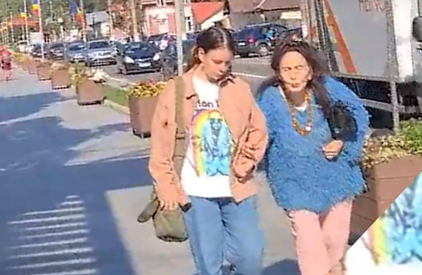 Adriana Iliescu și Eliza, pe stradă în Bușteni / Foto: CIAO