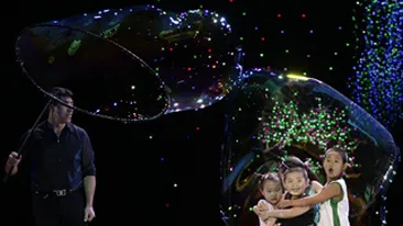 Un chinez a bagat 150 de oameni intr-un balon de sapun