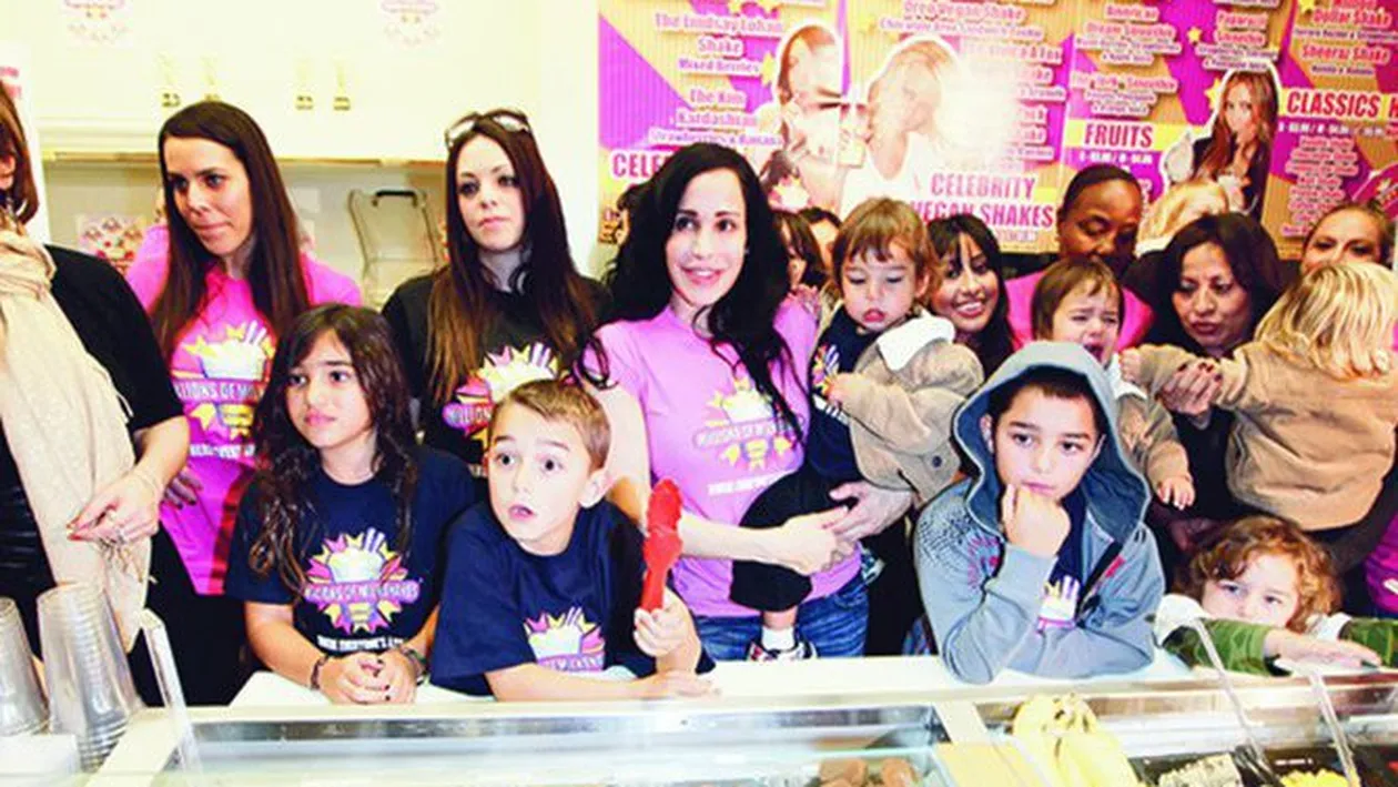 Isi uraste cei 14 copii! Se inchide in baie ca sa scape de ei