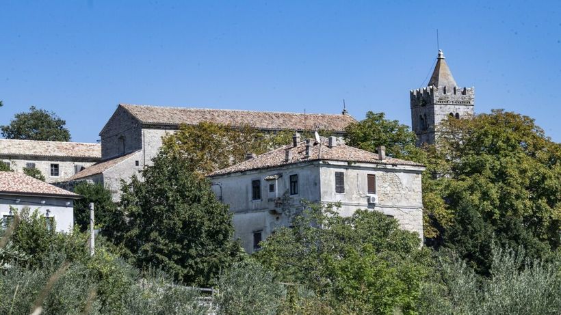 „Cel mai mic oraş din lume” este la doar 12 ore cu maşina de România. 50 de oameni locuiesc aici