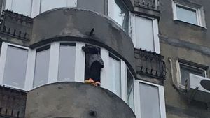 Operaţiune de salvare dificilă în Capitală! O femeie de 37 de ani s-a urcat pe balcon şi a ameninţat că se sinucide