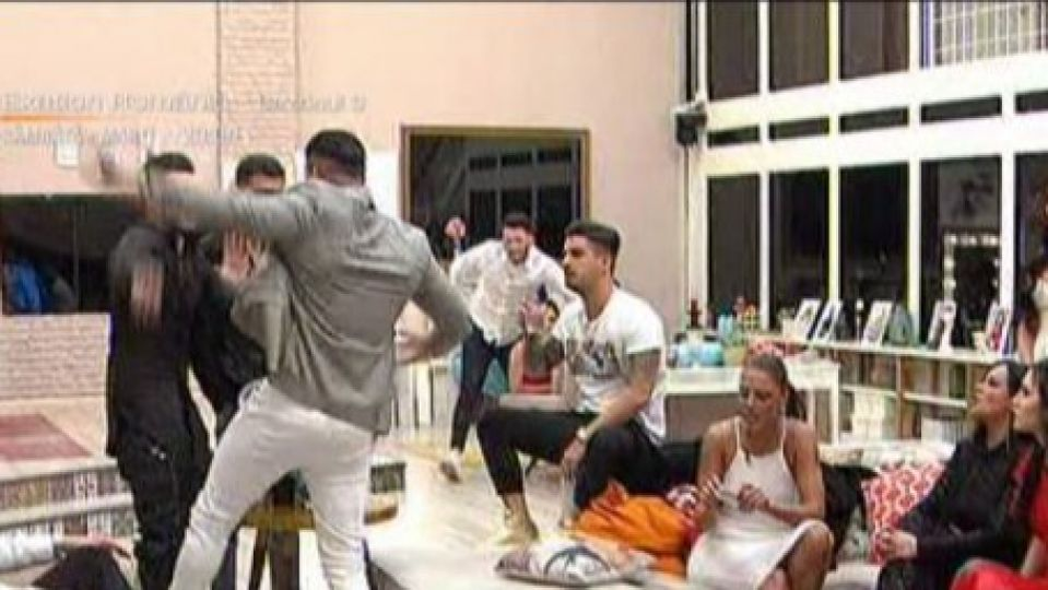 Șoc la Kanal D! Concurentă de la Puterea Dragostei, hărțuită sexual când camerele erau închise: „M-a sărutat cu forța și..”