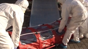 Imaginea uluitoare cu femeia din Suceava suspectă de coronavirus! Paramedicii au scăpat-o înainte de a o urca în ambulanță ... VIDEO