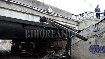 Un sofer a ramas blocat sub un pod pentru ca automacaraua pe care o conducea era mai inalta decat pasajul