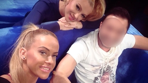 Nu e nici Adrian Enache, nici Petre Roman! Un celebru cantaret de la noi isi vopseste parul, la doar 33 de ani!