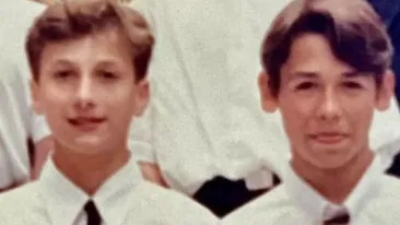 Băiețeii din imagine au ajuns două mari vedete TV ale României. Ți-ai dat seama cine sunt?