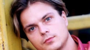 Îl mai ştii pe "Domnul Problemă"? Solistul melodiei "Beau beau" a ajuns de nerecunoscut!