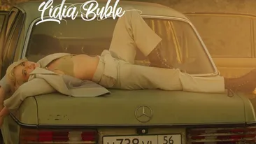 În compania cui a fost fotografiată Lidia Buble azi, la o piscină din București! Martorii au privit-o lung pe cântăreață