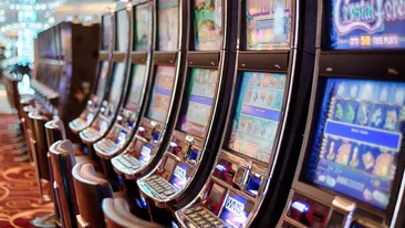 Lupul paznic la oi. Bodyguardul de la sala de jocuri a jucat toți banii firmei la păcănele. Apoi a sunat la 112 și a înscenat un jaf