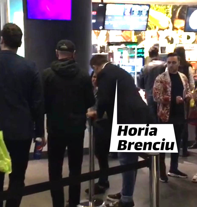 Horia Brenciu a apelat la un artificiu pentru a "fenta" coada de la barul cinematografului