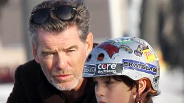 Pierce Brosnan e specialist in skateboarding