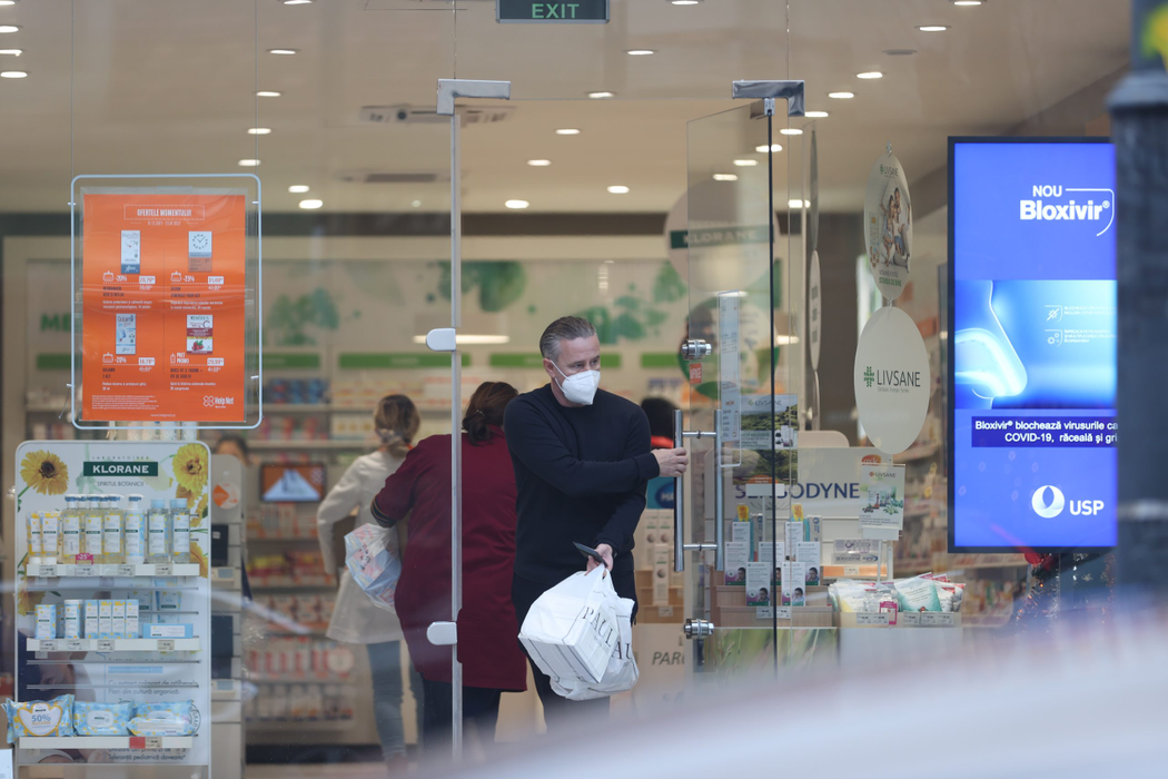 Laurențiu Reghecampf, la ieșirea din farmacie (Foto: CANCAN.RO)