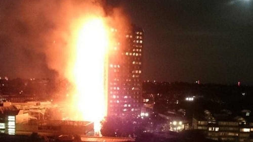 Un întreg bloc de 27 de etaje a fost mistuit de flăcări în Londra