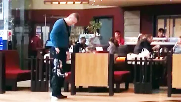 Gabi Firea si Florentin Pandele au facut lectii de mers, la mall, cu fiul lor