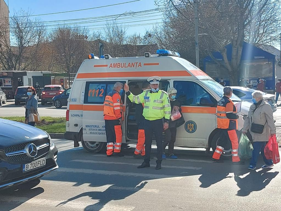 O femeie a fost lovită de o ambulanță pe trecerea de pietoni, în Craiova