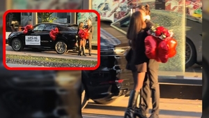 Nici scuzele nu sunt ieftine la Cluj! Am aflat cine e bărbatul care a plimbat un Porsche cu mesajul ”Iartă-mă, iubirea mea” …E chiar vedetă PRO TV!