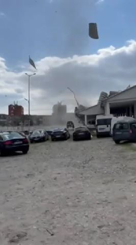 Un fenomen rar s-a produs în Râmnicu Vâlcea: un vârtej de vânt, asemănător unei tornade la scară mică, a distrus acoperișul unei parcări. sursă foto: captură video