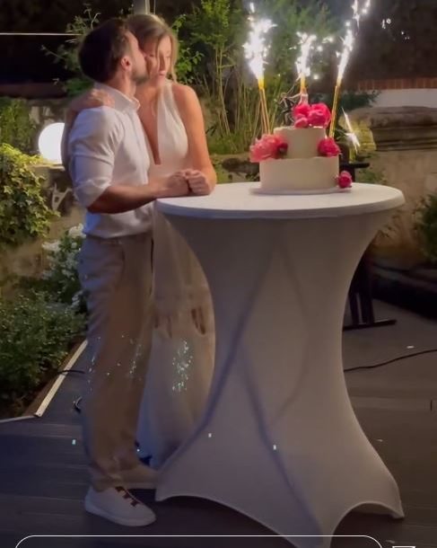 Ce ținută sexy a purtat iubita lui Răzvan Simion la cununia Gabrielei Prisăcariu cu Dani Oțil! Alintul folosit de prezentator pentru Daliana Răducan | FOTO