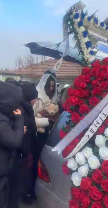 Denisa a adus ursulețul la înmormântare