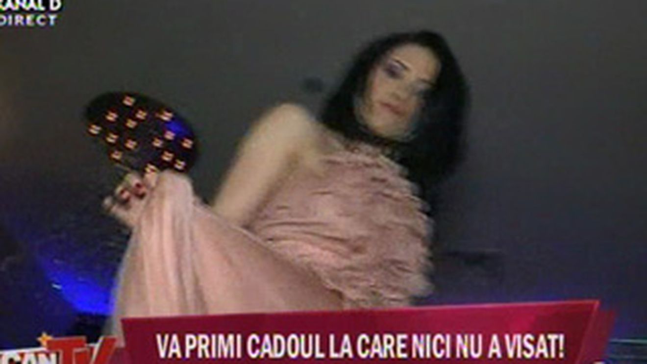 VIDEO Adelina Pestritu a dansat din buric pe mese de ziua ei! A primit cadou o masina- Vezi cu cine s-a distrat si ce i-au adus invitatii
