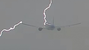 Avion Tarom pe ruta Bruxelles - București, lovit de fulger!