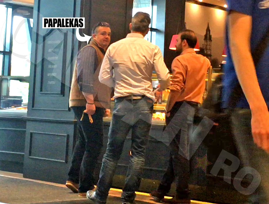 Papalekas, alături de doi prieteni, aşteaptă să-şi cumpere de mâncare