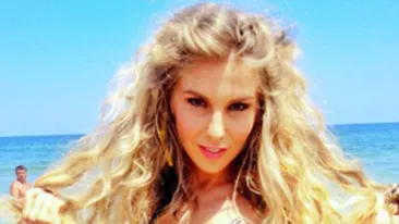 Corina si-a sorcovit sotul in chilotei si sutien! O sa faci ochii mari cand o sa vezi cat de provocatoare e