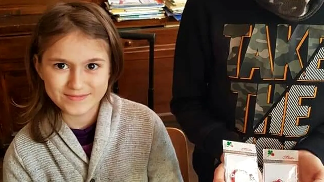 Exemplu de voință și modestie. La 10 ani, Ștefania din Prahova vinde brățări și mărțișoare făcute de ea ca să poată merge într-o excursie cu colegii - VIDEO
