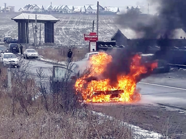 Mașina abia cumpărată a unui sucevean ghinionist a luat foc după doar câțiva kilometri (foto - stirisuceava.net)