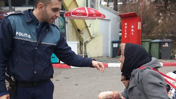 S-a întâmplat în Cluj! Gestul unui polițist, după ce a văzut o bătrânică care plângea că e moartă de foame