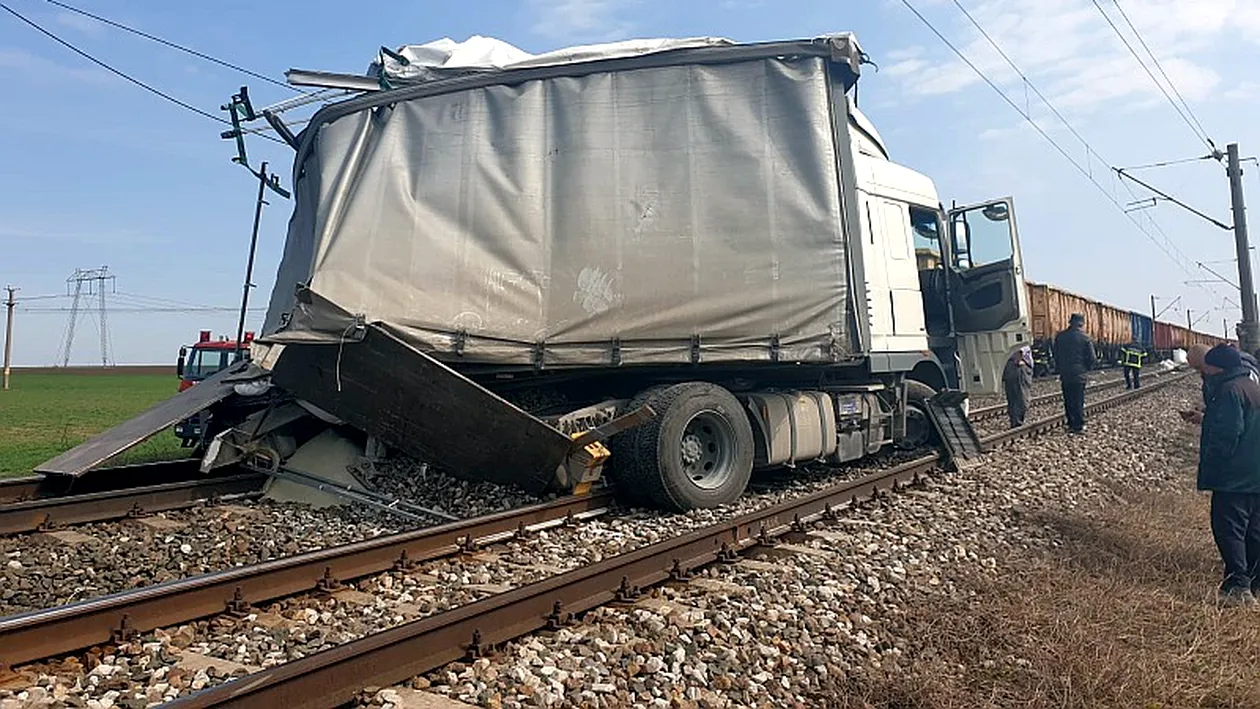 Accident grav în Ialomița. Un tren de marfă a lovit un TIR | FOTO + VIDEO